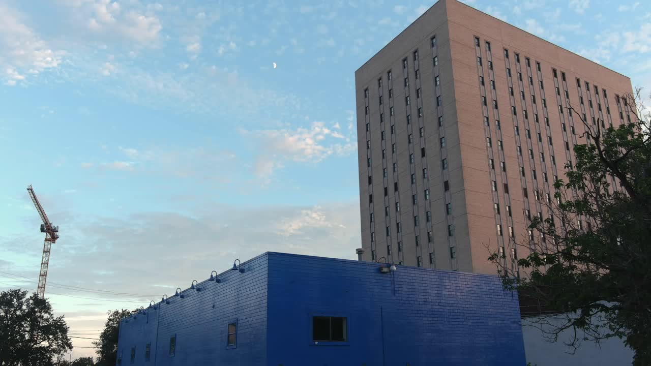 panorámica a la izquierda de los edificios en el centro de houston