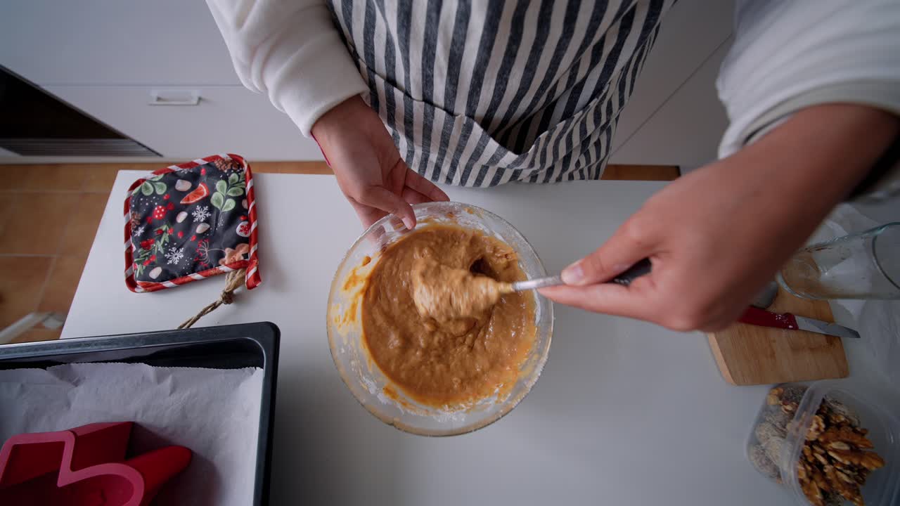 Close-up de Mãos Misturando Massa em uma Tigela de Vidro na Cozinha