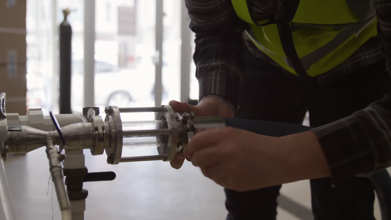 hombre caucásico trabajando en una microcervecería