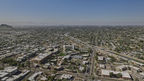 Scottsdale-Arizona-Aérea-V18-Vista-Panorámica-Panorámica-Sobrevuelo-Con-Drones-Y-Alrededor-Del-Centro-De-La-Ciudad-Capturando-El-Canal,-El-Paisaje-Urbano-De-Phoenix-Y-La-Emblemática-Montaña-Camelback---Filmada-Con-Cine-Mavic-3---Febrero-De-2022