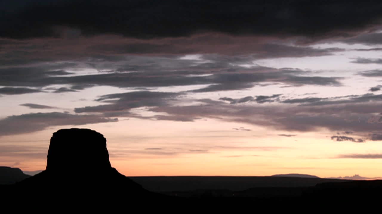 Timelapse di un cielo colorato che si oscura su Monument Valley Utah 1.