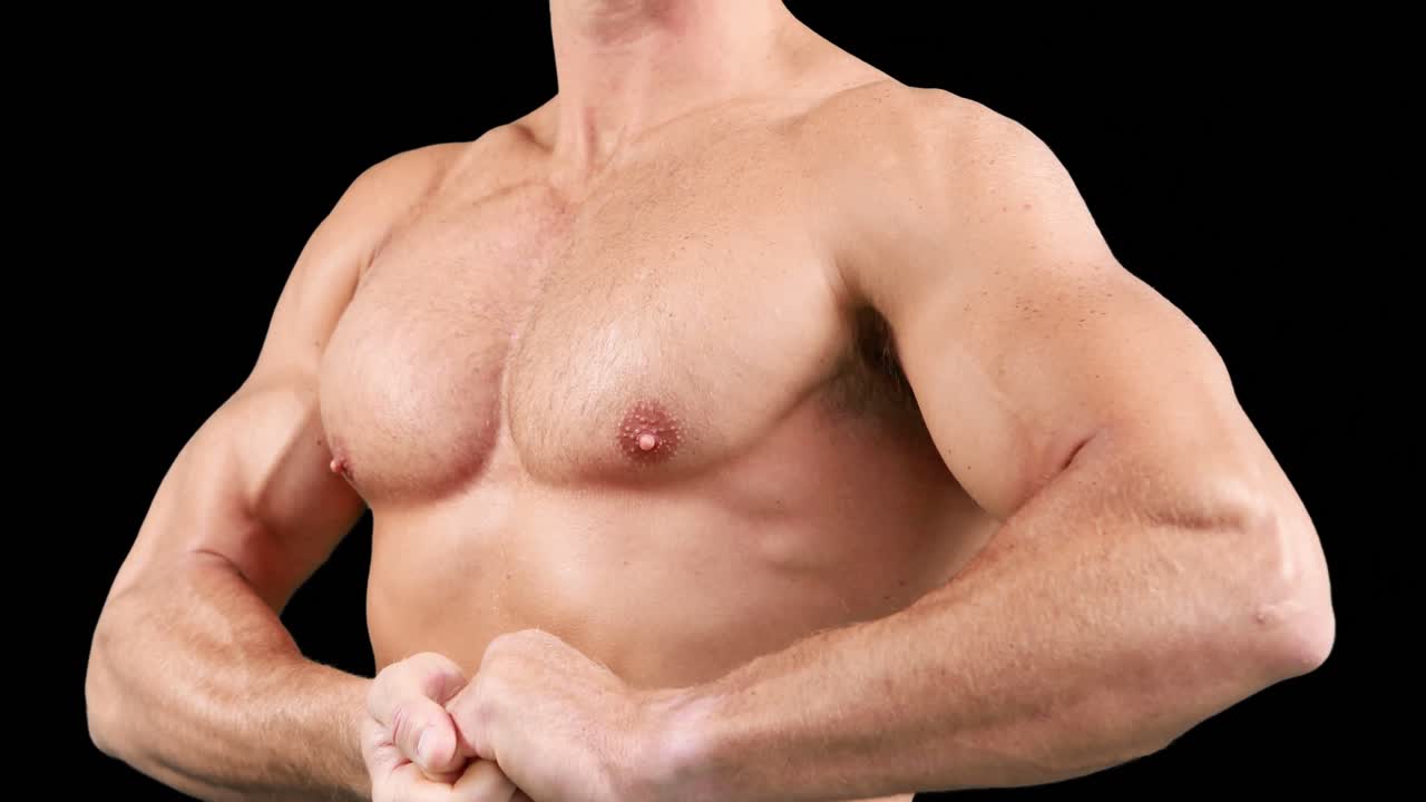 el culturista se flexiona para la cámara.