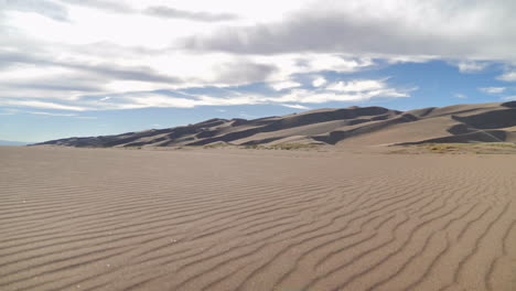 langzame pan-up van grote zandduinen perfect door de wind gevormd zand