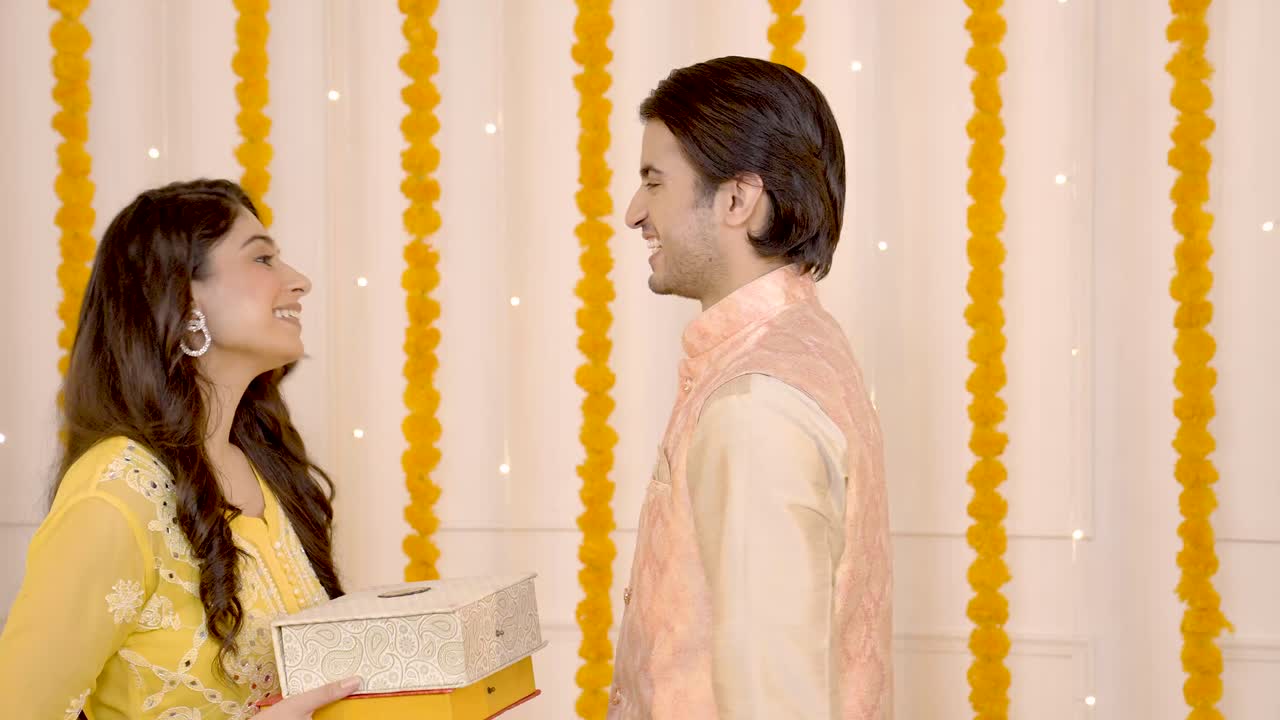 Uomo indiano che sorprende sua moglie per il Diwali