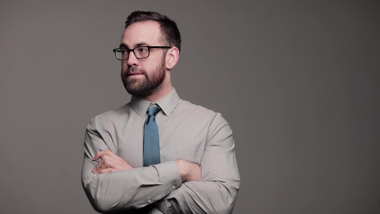 hombre profesional torpemente no sabe qué hacer con sus manos, tiro medio