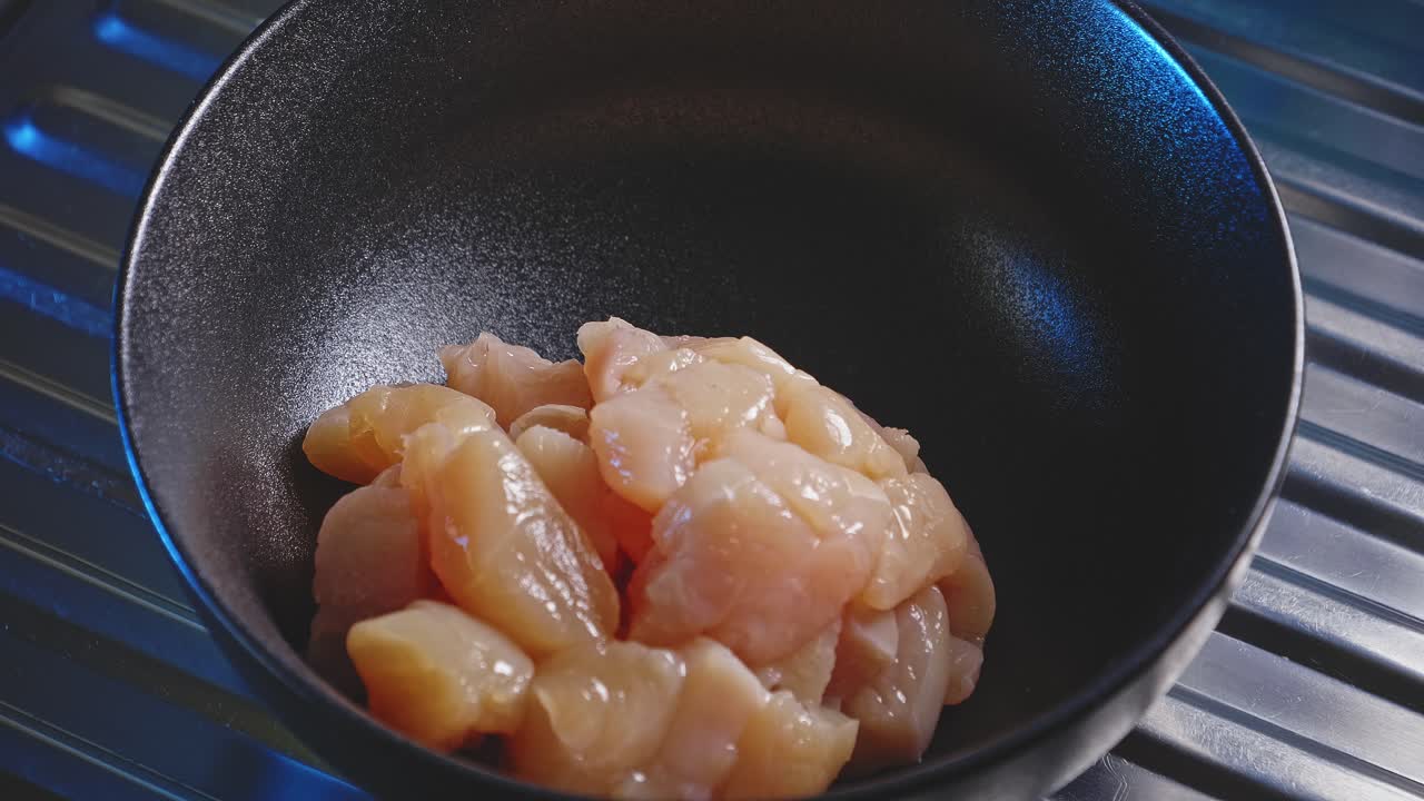 poner el filete de pechuga de pollo crudo en un tazón