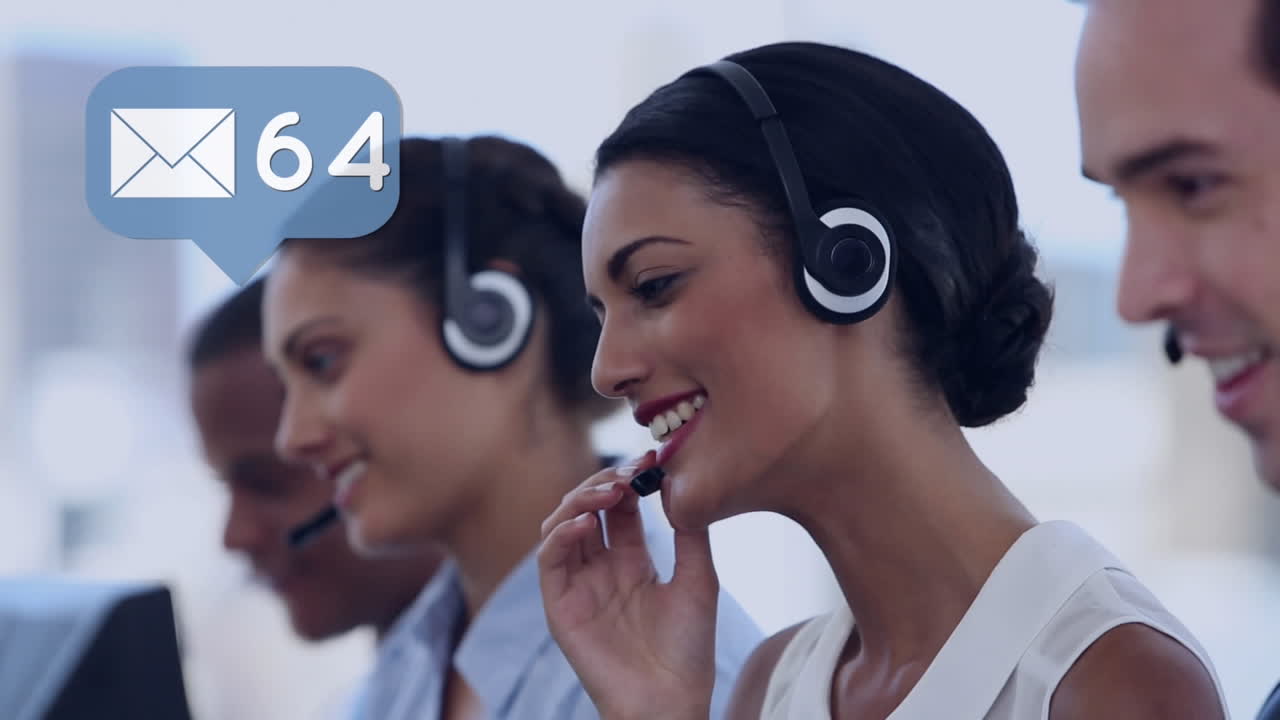 agentes del centro de llamadas que reciben mensajes