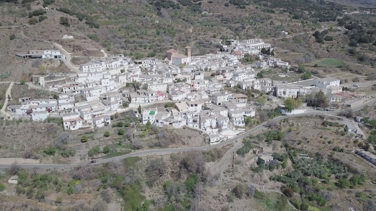 toma de drones del campo y la pequeña ciudad en sierra nevada españa