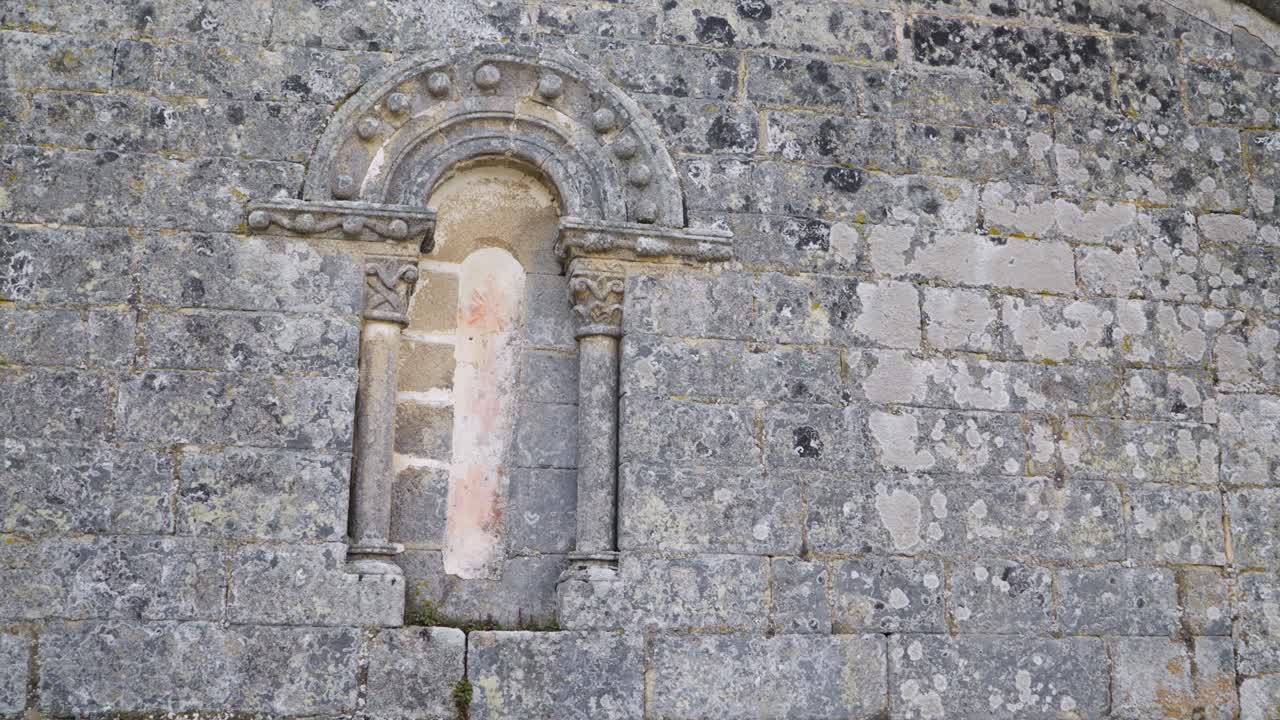 antigua ventana de piedra de la iglesia de san juan de cortegada en sarreaus, ourense, galicia, españa