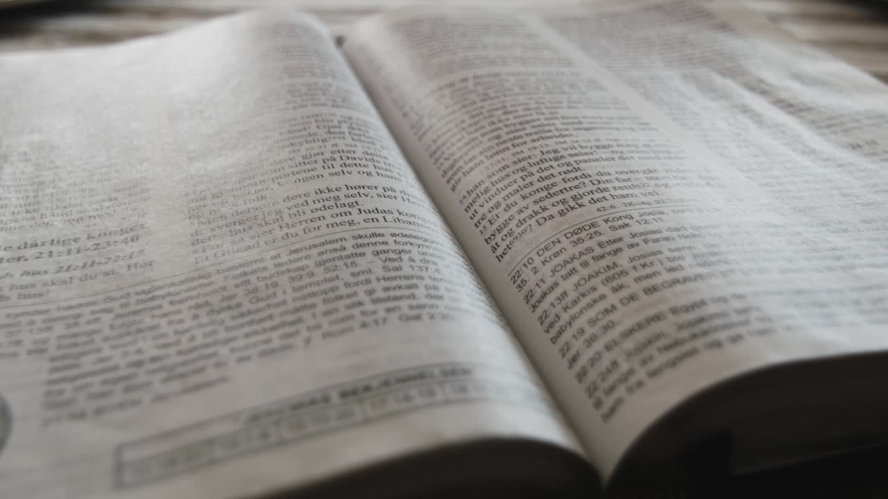Messa a fuoco selettiva di pagine sfogliate in una Bibbia norvegese
