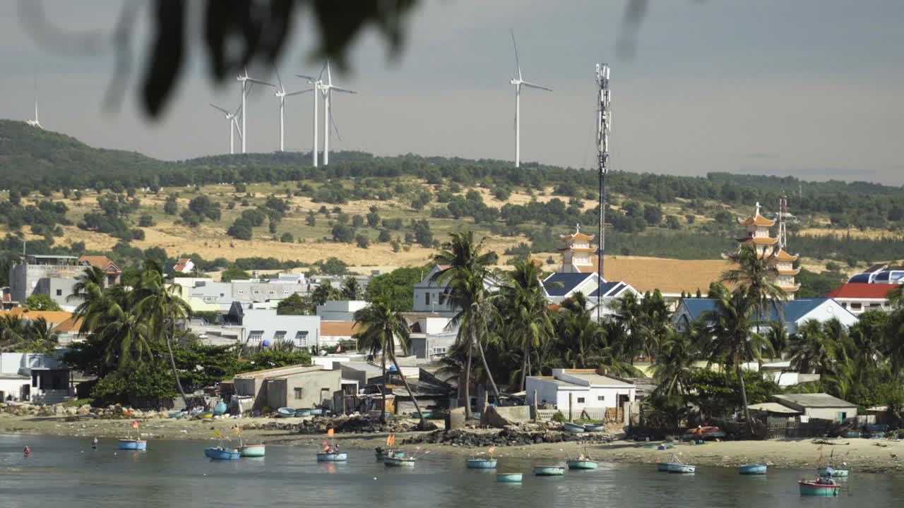 작은 배 가 혀 있는 해변 의 풍경