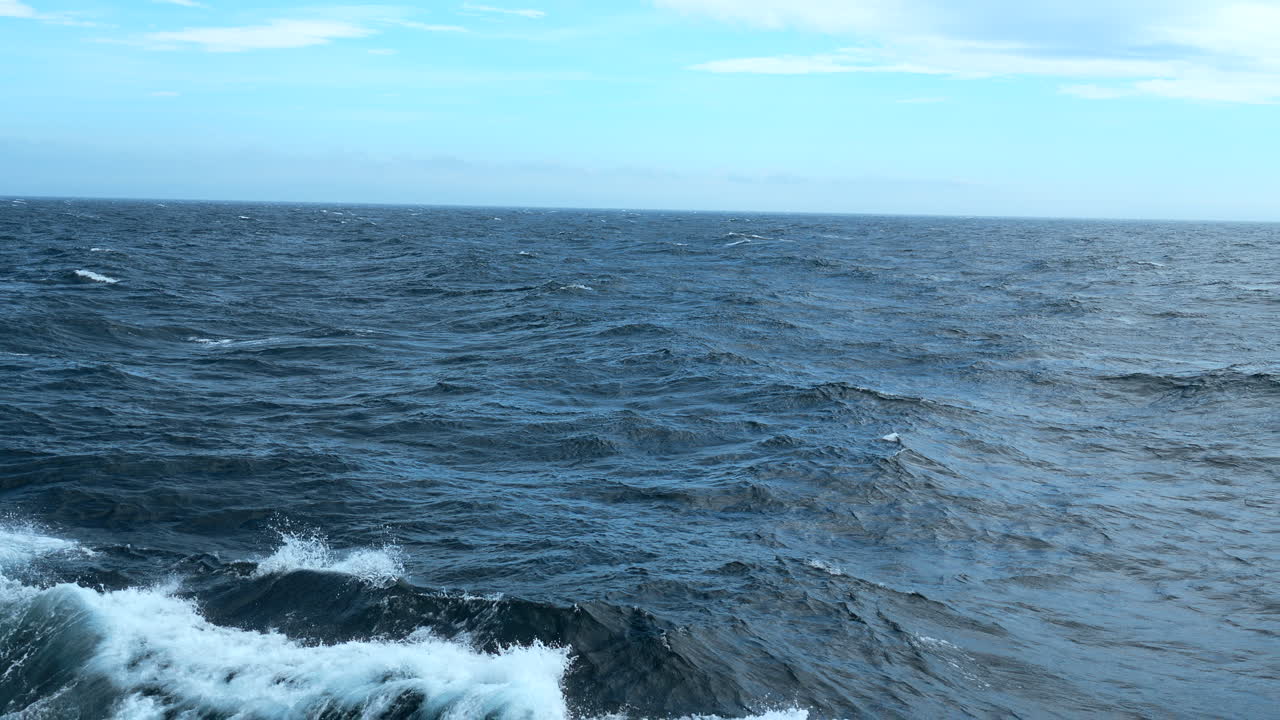 바다의 파도와 하늘