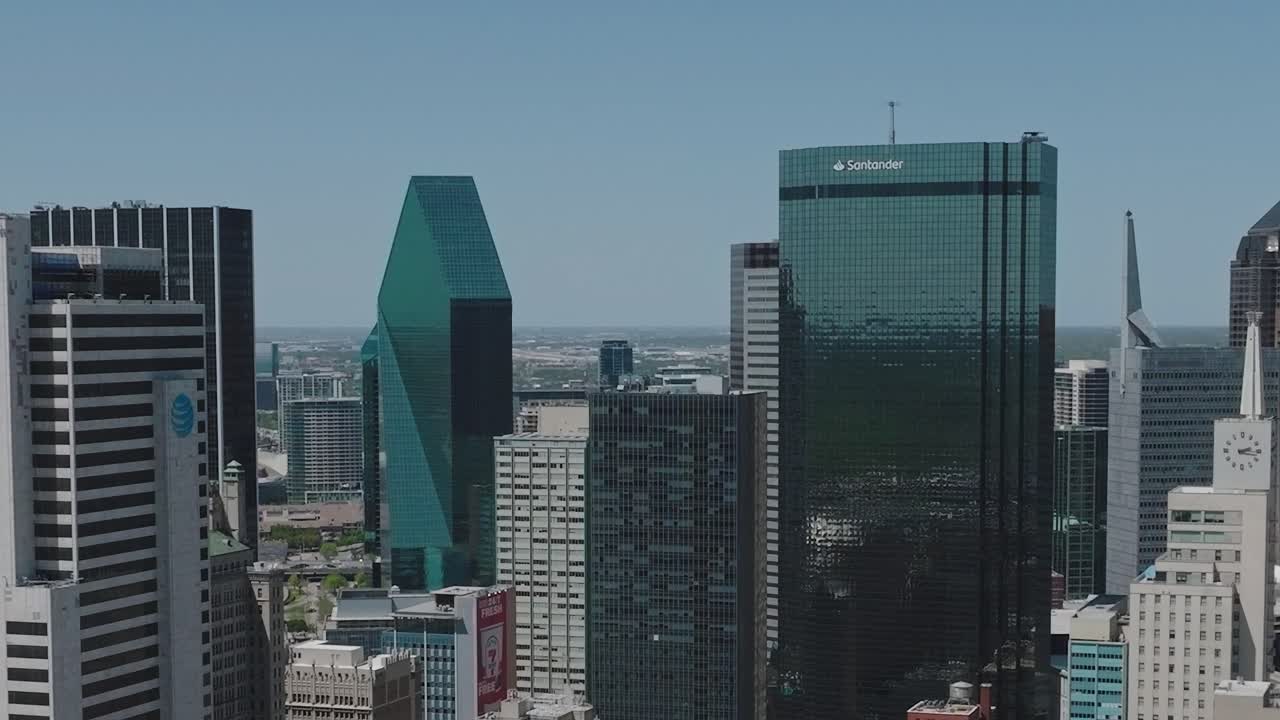 Vista do centro de Dallas com edifícios em um dia claro no Texas