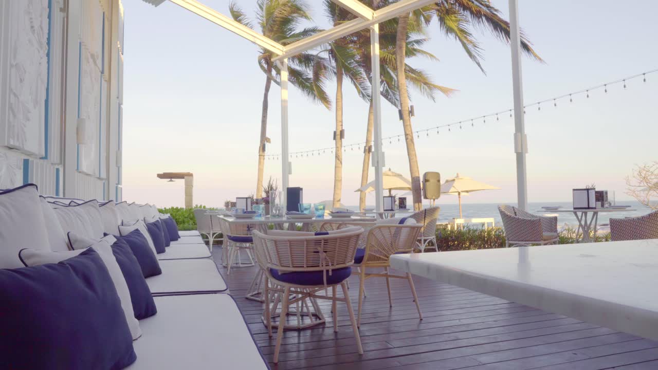 야자수와 바다 전망이 있는 파티오 풀장 - 정적 배경 보기