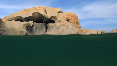 vista panorámica medio submarina de grandes rocas graníticas erosionadas de granito rosa en la cala de cala della chiesa en el famoso archipiélago de lavezzi de la isla de córcega en el estrecho de bonifacio, francia