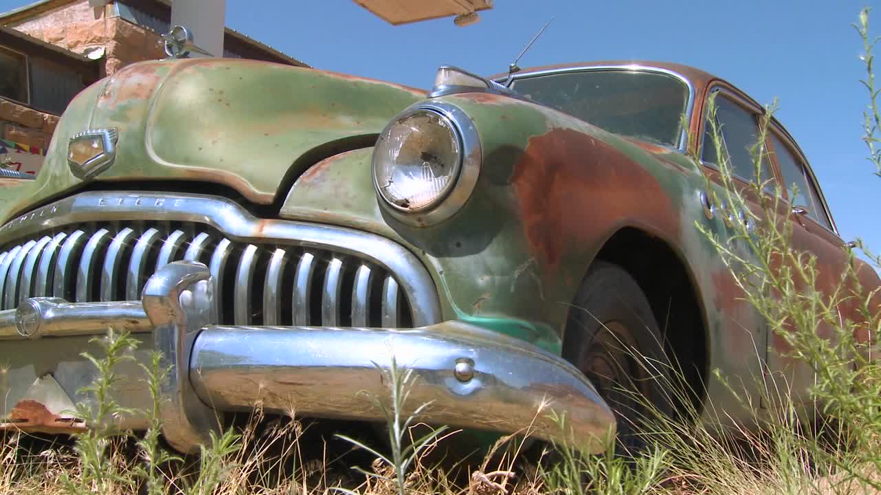 오래된 녹슨 자동차의 추적 샷