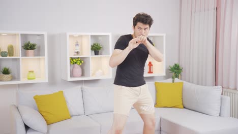 팔의 팔꿈치에 부상을 입은 남자.