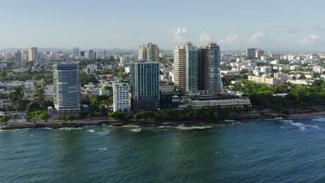 rascacielos en la costa del malecón en santo domingo