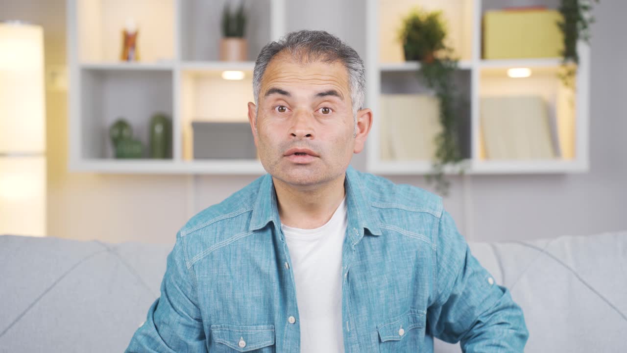 놀라서 카메라를 쳐다보는 남자