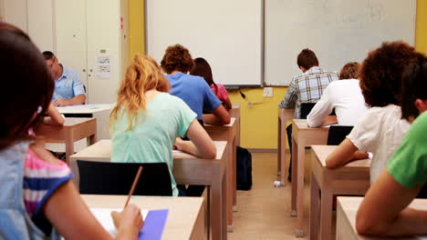 profesor observando su clase durante un examen