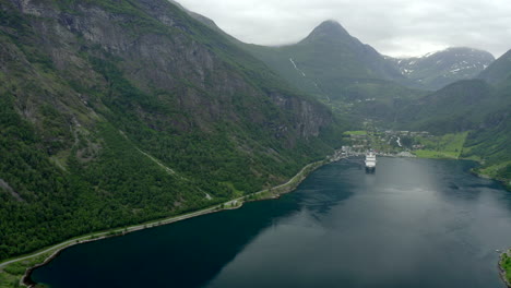 vuelo de drones en el lado del fiordo de geiranger