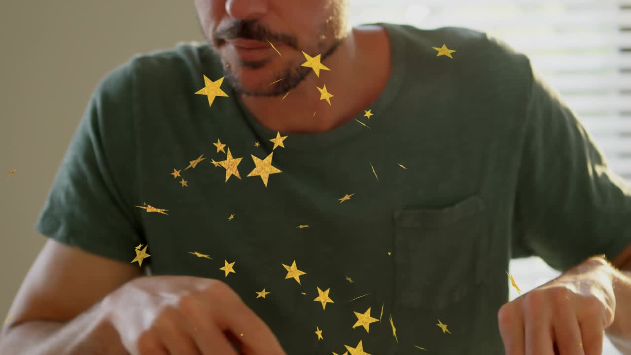 Uomo che posiziona e taglia una fetta di pizza per mangiarla mentre stelle dorate fluttuano, la telecamera rivela il viso, cibo