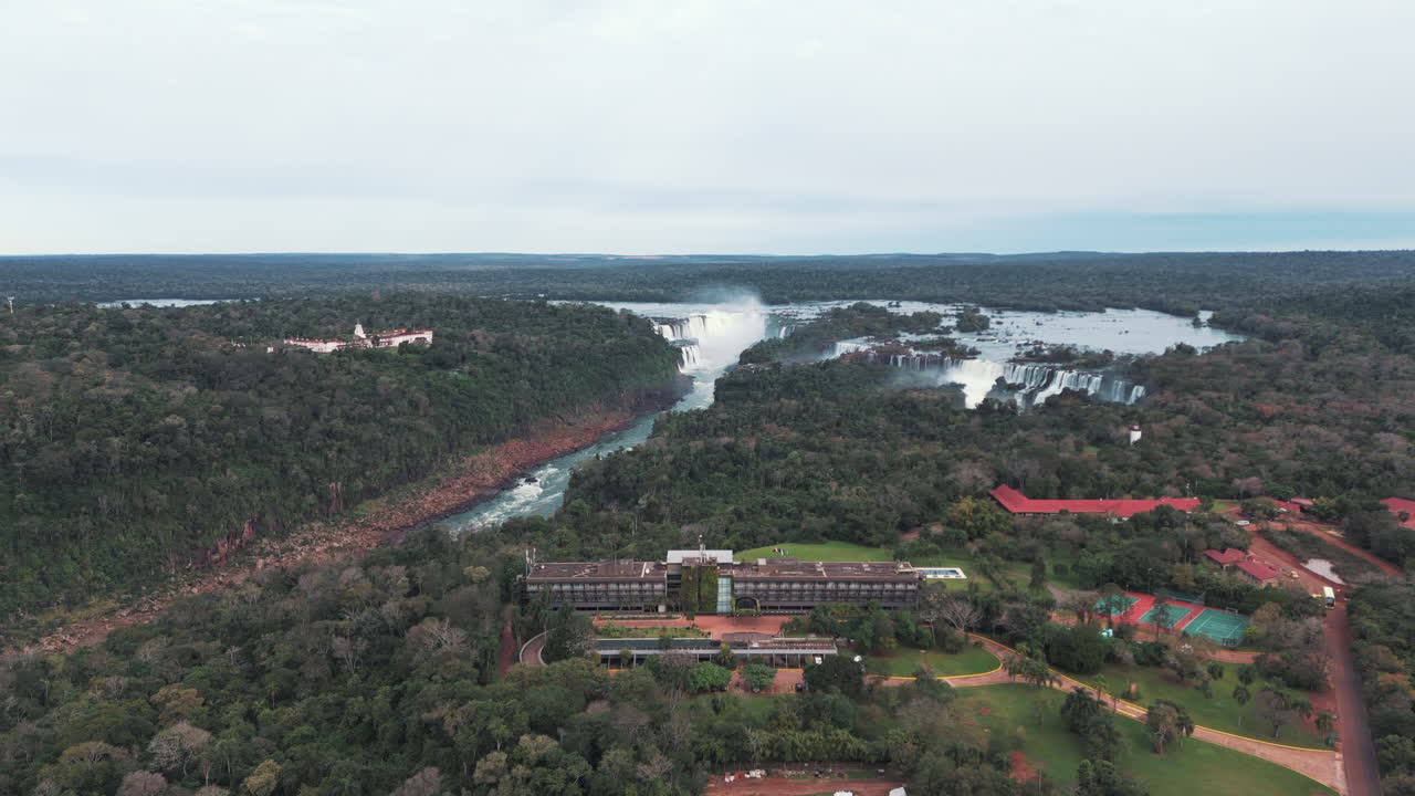 vista aérea del hotel gran meliá iguazú, con las impresionantes cataratas de iguaçu en el fondo