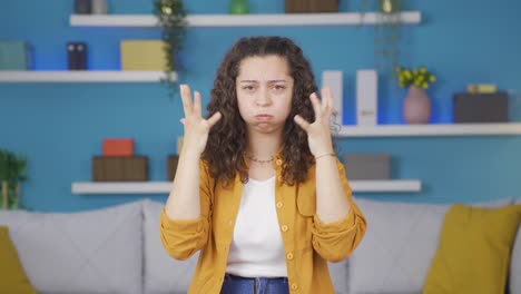 mujer joven teniendo un colapso nervioso frente a la cámara.