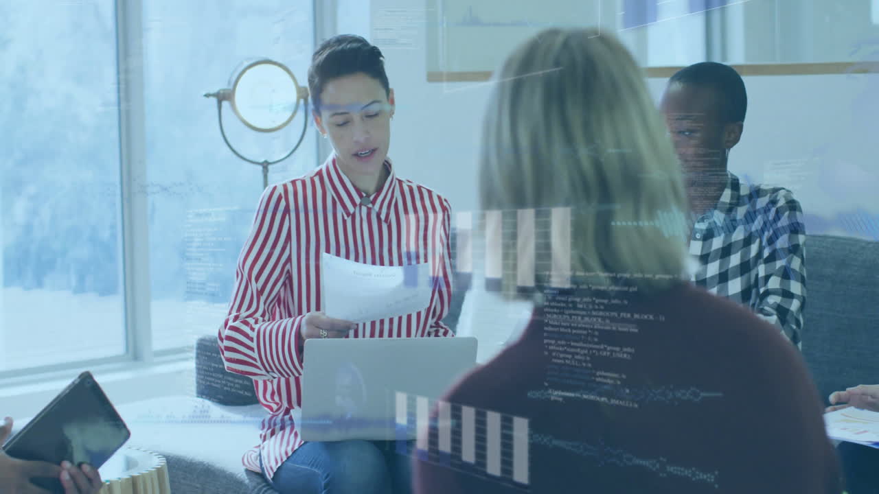 사무실에서 다양한 사업가들에 대한 금융 데이터 처리의 활성화