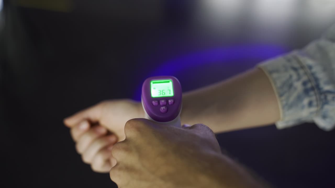 접촉하지 않는 온도계로 체온을 확인합니다.