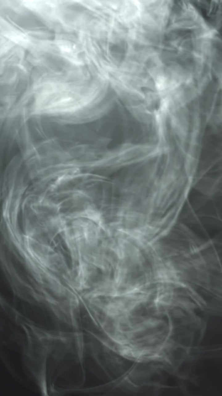 Fumo Bianco Astratto che Turbina su uno Sfondo Scuro