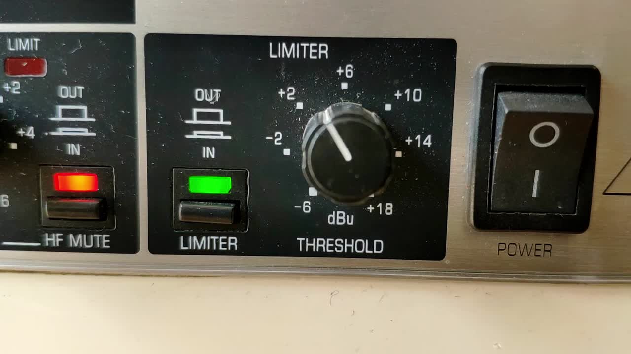 노브와 led 조명이 있는 오디오 장치