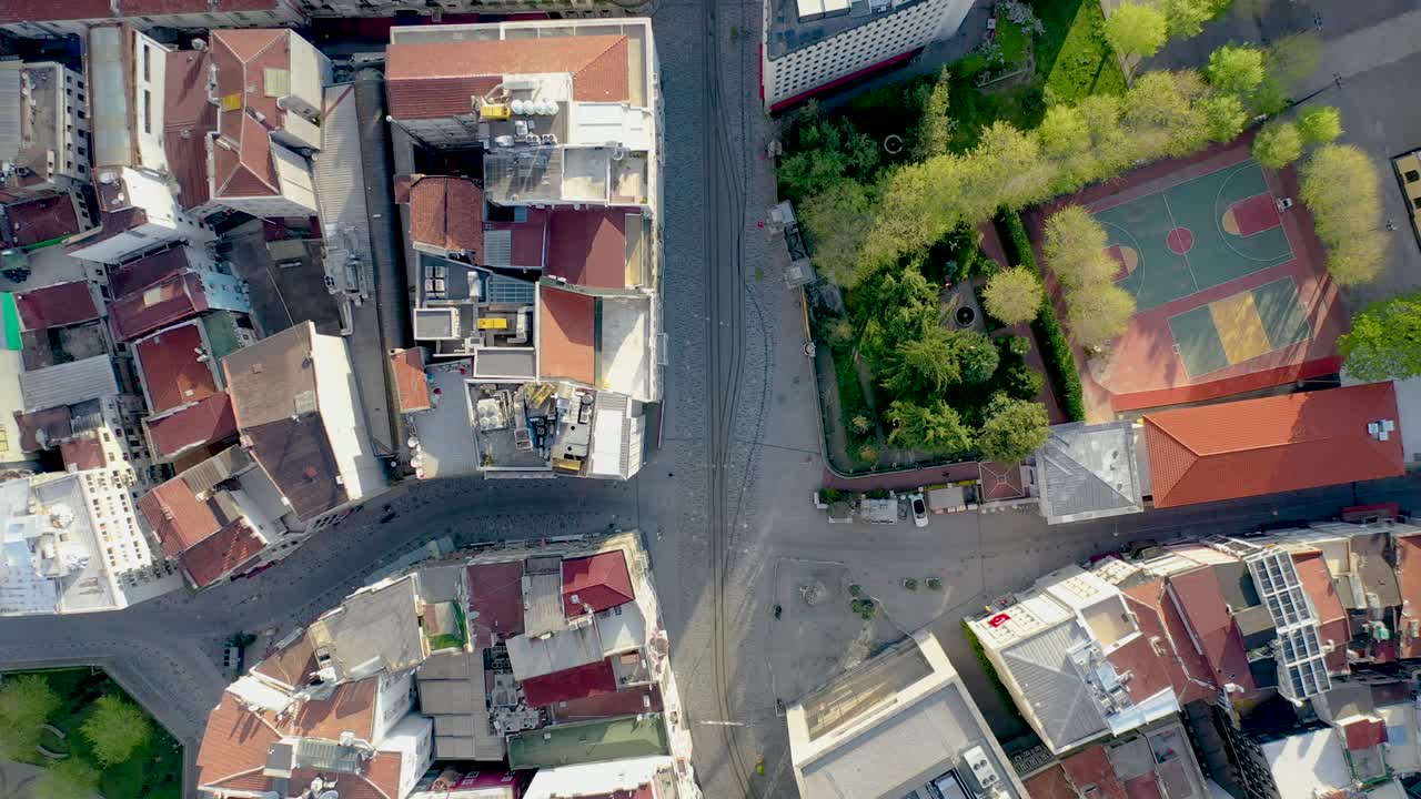 vista aérea de la avenida istiklal, taksim beyoglu, con un avión no tripulado desde estambul sin gente, el toque de queda de la pandemia de covid-19 en la calle i̇stiklal.