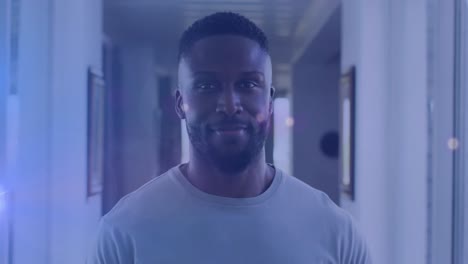 animación de luces sobre feliz hombre afroamericano mirando a la cámara