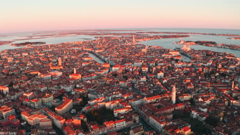 Weit-Kreisende-Drohne-Schoss-Im-Späten-Abendlicht-über-Die-Stadt-Venedig