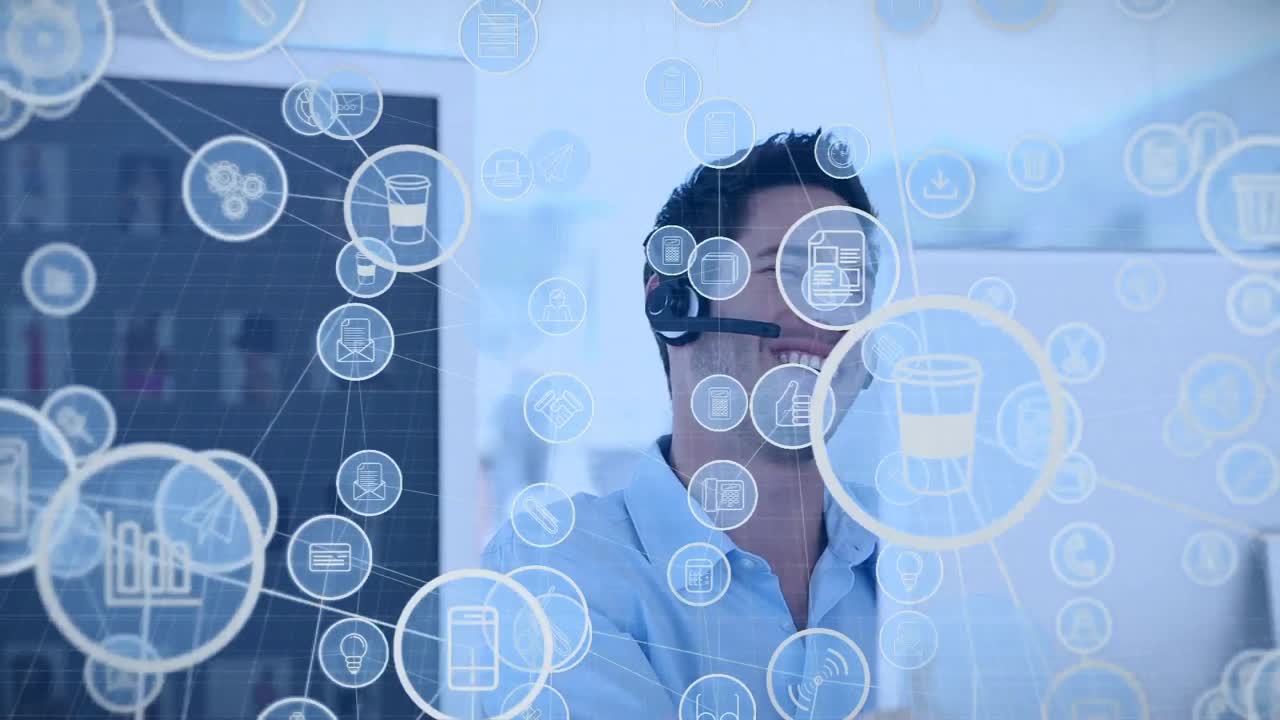 animación de un hombre de raza mixta hablando y sonriendo sobre una red de conexiones con iconos