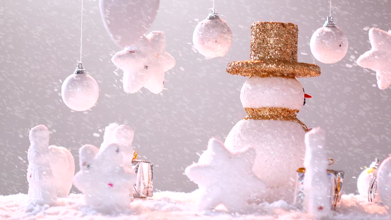 hombre de nieve en la nieve para el año nuevo o vacaciones de navidad internacional., en tiempo feliz, nieve cayendo rotación 360 grados alrededor de la vista en bucle capaz.