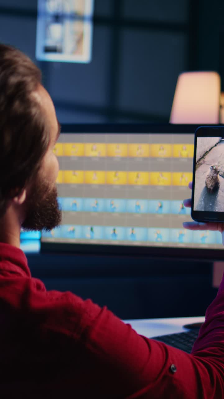 Editor di foto con video verticali che si rilassa con il telefono, stanco dopo aver passato in rassegna le immagini del servizio fotografico per tutto il giorno