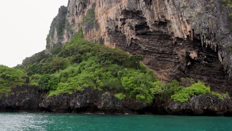 isla tropical con acantilados y cuevas de piedra caliza