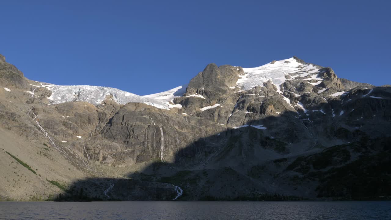 Montagne innevate al Parco Provinciale dei Laghi Joffre vicino a Pemberton nella Columbia Britannica, Canada.