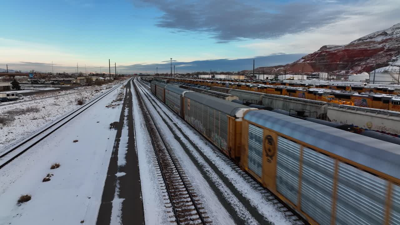 toma aérea del tren en movimiento en los ferrocarriles del lago salado del norte en utah