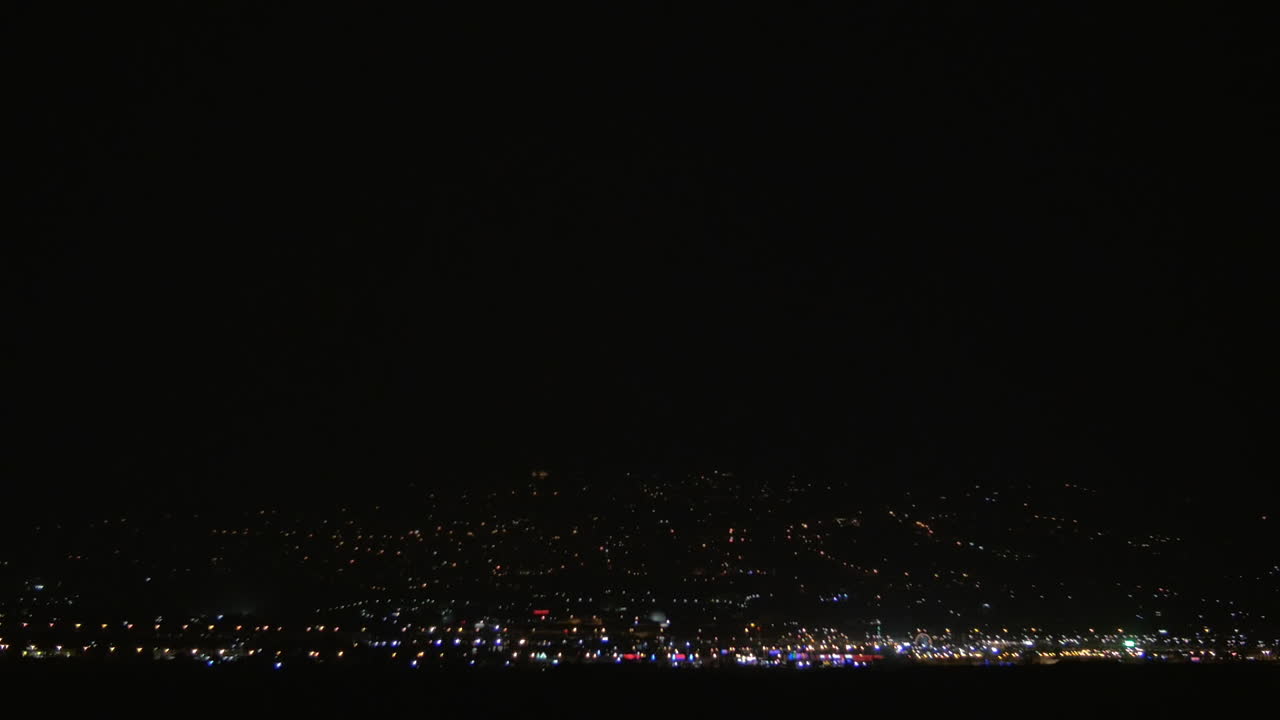 밤의 도시 위에 반이는 밝은 번개