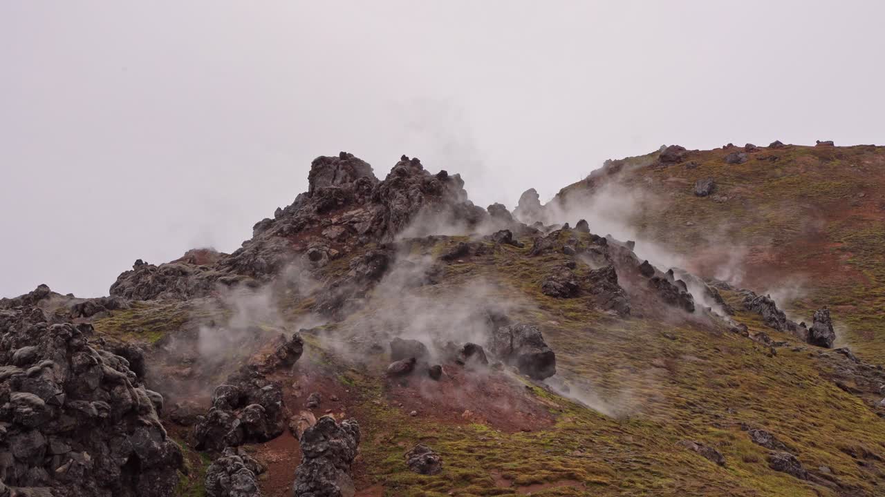 vista fija de las solfataras y las fumarolas de azufre frente a brennisteinsalda en landmannalaugar, islandia