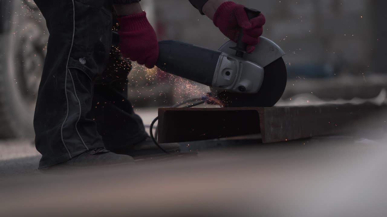 molienda de ruedas eléctricas en acero en fábrica