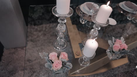 Velas-Y-Rosas-Sobre-Mesa-De-Cristal