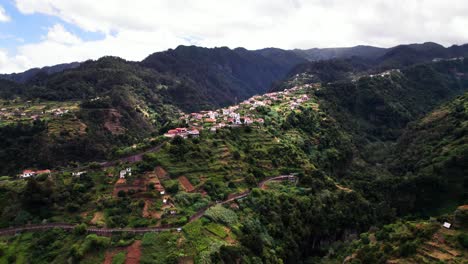 panorama aéreo de un pueblo en la cima del valle de la montaña verde, madeira