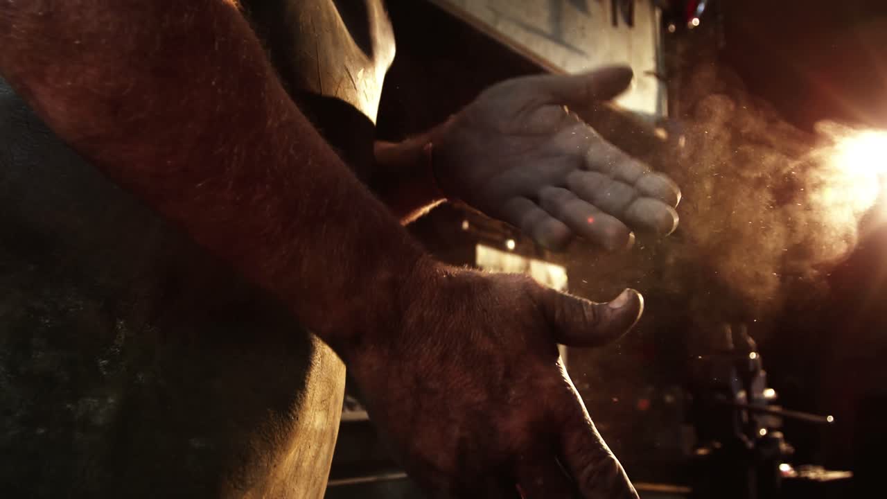 sección media del herrero frotando sus manos