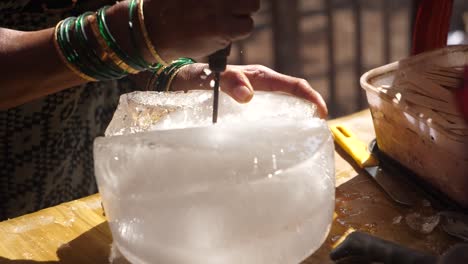 Herstellung-Von-Kala-Katta-Eis-Gola-Barf-Geschmack-Indien-Mumbai-Maharashtra-Matheran