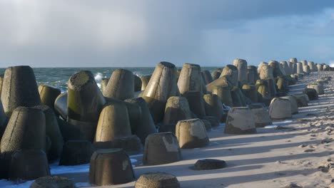 toma en cámara lenta de los tetrápodos que protegen la costa de las olas en la playa de hörnum ubicada en la isla de sylt