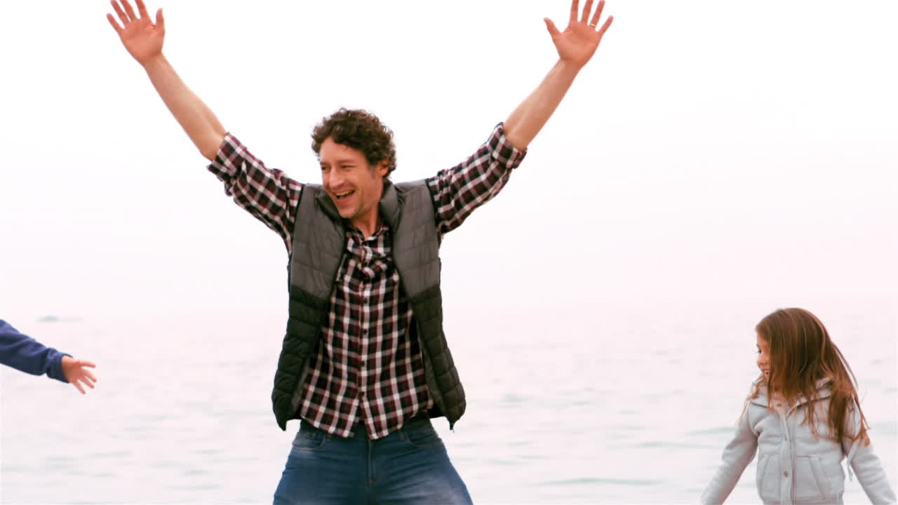 la familia está saltando como un salto de jack